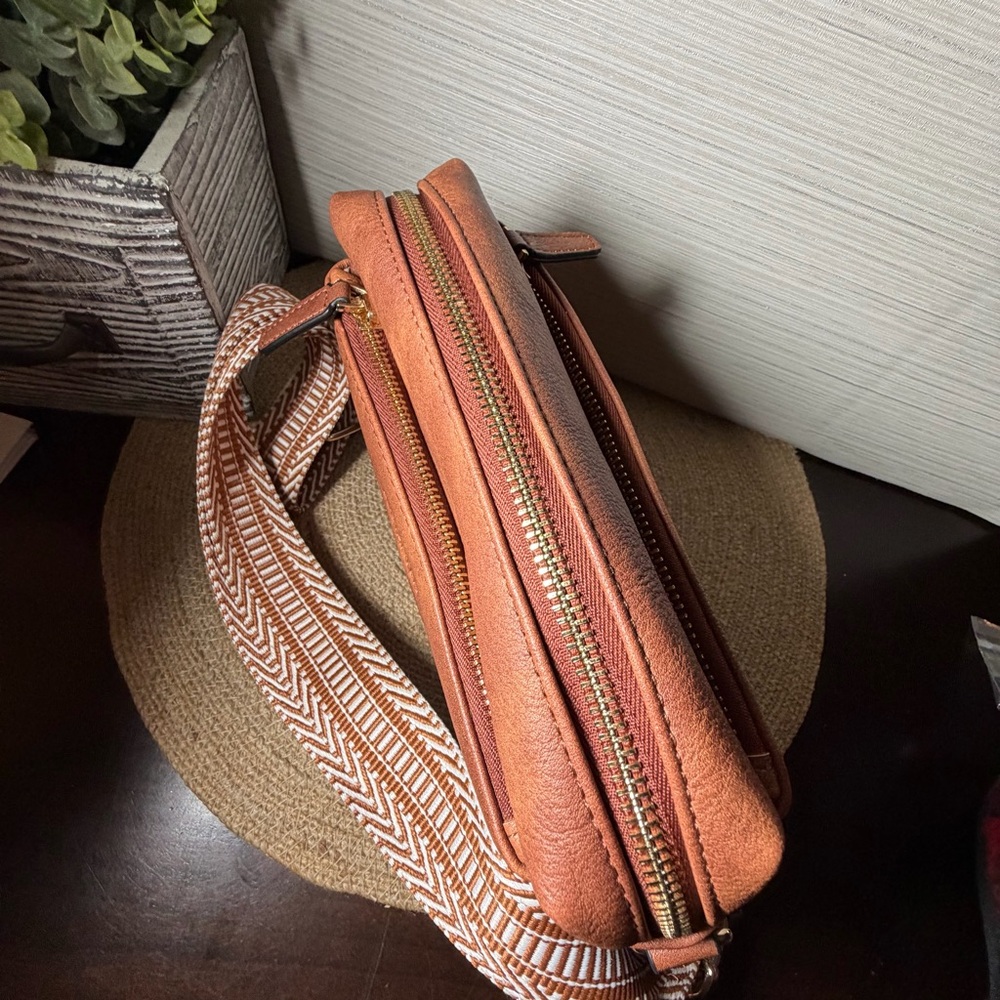 Bostanian Tan Crossbody Bag with Geometric Strap like new used once - Picture 11 of 15